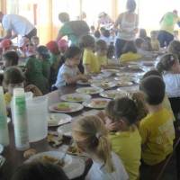 comiendo